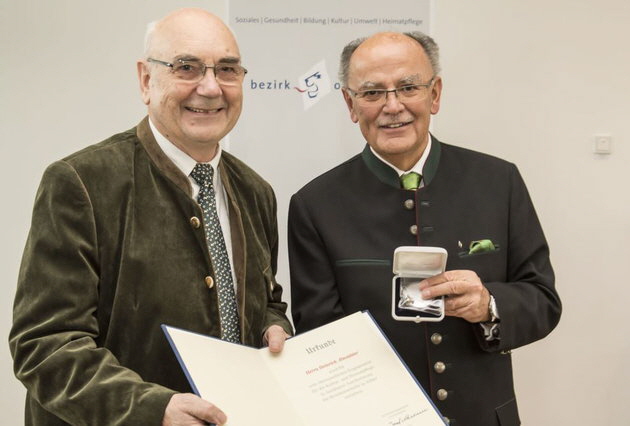 Alm_Verleihung der Bezirkstagmedaillie durch Bezirkstagsprsident Mederer