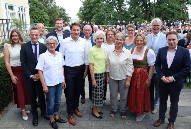 Akademiedirektorin Ursula M�nch mit G�sten aus Politik und Gesellschaft (v.l.) im Rosengarten: Maria Horn H�rtrich (Stellv. Landesvorsitzende JFW, Karl Straub (MdL, Integrationsbeauftragter der Bayerischen Staatsregierung), Wolfgang B�cherl (Leiter der Regionalvertretung f�r Baden-W�rttemberg & Bayern Europ�ische Kommission), Gabriele Triebel (MdL, B�ndnis 90/Die Gr�nen), Ludwig Horn (B�rgermeister Tutzing), Ludwig Hartmann (MdL, B90/Gr�ne, Vizepr�sident Landtag), Franz Maget (Ehem. MdL), Prof. Dr. Ursula M�nch (Akademie f�r Politische Bildung), Leslie Mandoki (Musiker), Gisela Sengl (Landesvorsitzende B90/Gr�ne), Katja Weitzel (MdL, SPD),Sabine Leutheusser-Schnarrenberger (MdB a.D., BMin a.D.), Dr. Hans-Joachim He�ler (Pr�sident Bayerischer Verfassungsgerichtshof und OLG M�nchen), Dr. Volker Ullrich (Vizepr�sident bpb). Foto: Akademie f�r Politische Bildung