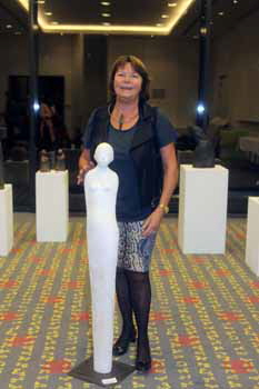 Eva Radek mit Skulptur. Foto: Andrea Pollak