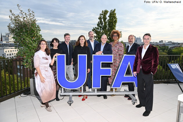 Die Gesch�ftsf�hrer:innen der UFA: Emese �cs, Vanessa Schmit, Sascha Rustmeier, Katharina Rietz, Christian Rohde, Markus Brunnemann, Nataly Kudiabor und Sascha Schwingel mit Group COO Fremantle/CEO Continental Europe Andrea Scrosati (2. v.l.).  Foto: UFA/ O. Walterscheid