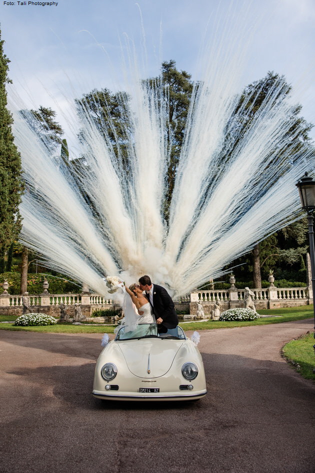 Die ersten Minuten als Mann und Frau genossen Lisa und Henry Walser in einem Porsche 356. In dem offenen historischen Cabrio fuhren sie zur�ck zum Empfang in die Villa Cortine. Als sie dort ankamen, schossen wei�e Feuerwerksfont�nen in den Himmel. Foto: Tali Photography