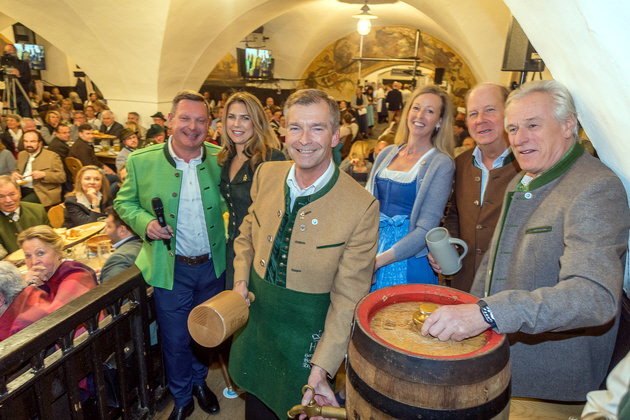 Peter und Caterina Hubert, Landrat Jens Zangenfeind, Anna Herzogin in Bayern, Andreas Baron von Maltzan, Braumeister Norbert St�hmer. Foto: Linda Krammer Photographie