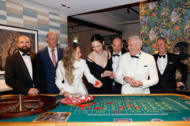 Sebastian S, Peter Martin Eursch., Laura-Marie Geissler, Mariela Steko, Manou Lubowski, Christof Fuchs (Retail Director Ingolstadt Village). Foto: Agency People Image/Manuel Tilgner