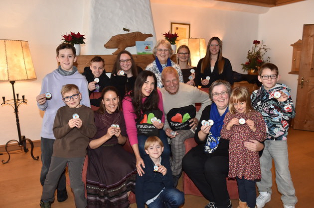 Alexandra Polzin mit Mann Gerhard Leinauer, Nadine Guggenberger (1. Vorsitzende Traumzeit e.V.), Christa Guggenberger (Schatzmeisterin Traumzeit e.V.), Elisabeth Hauser (Stanglwirt Familie) und Traumzeit Kinder und Eltern