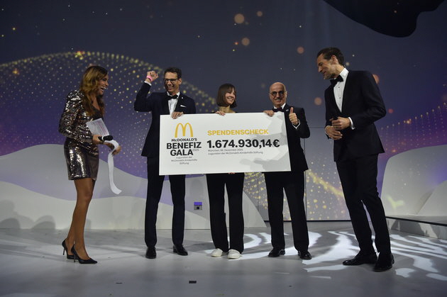 Jana Ina Zarella, Adrian Köstler (Vorstand McDonald’s Kinderhilfe Stiftung), Christina Stuermer, Mario Federico (McDonald's Vorstandsvorsitzender), Alexander Mazza. Foto: BrauerPhotos/G. Nitschke Jana Ina Zarella, Adrian Köstler (Vorstand McDonald’s Kinderhilfe Stiftung), Christina Stuermer, Mario Federico (McDonald's Vorstandsvorsitzender), Alexander Mazza. Foto: BrauerPhotos/G. Nitschke