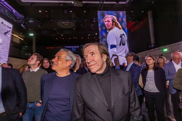 Museumsdirektor Manuel Neukirchner (l.) und Gnter Netzer bei der Erffnung der Sonderausstellung NETZER - DIE SIEBZIGERJAHRE im Deutschen Fuballmuseum