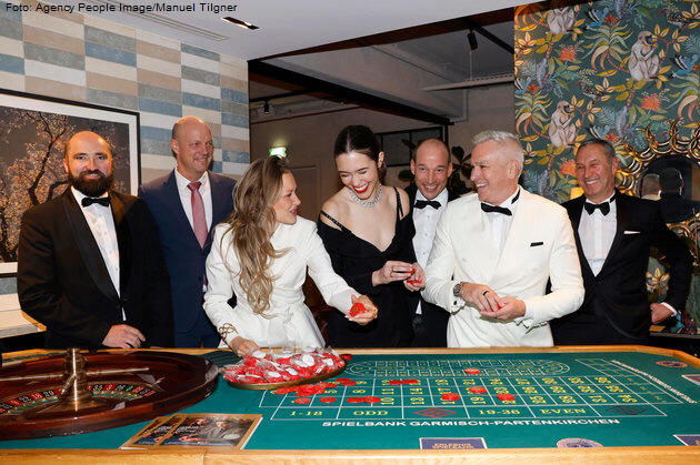 Sebastian S, Peter Martin Eursch., Laura-Marie Geissler, Mariela Steko, Manou Lubowski, Christof Fuchs (Retail Director Ingolstadt Village). Foto: Agency People Image/Manuel Tilgner