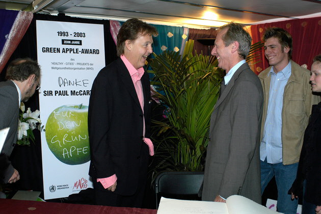 Münchens Ex-Bürgermeister Hep Monatzeder mit Paul McCartney (hier bei der Eintragung von Sir Paul ins Goldene Buch der Stadt München)