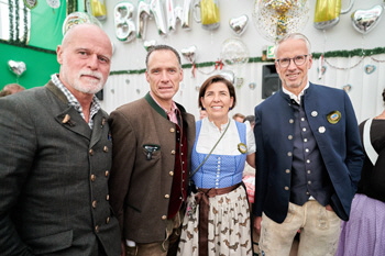 Markus Meindl, Peter und Katharina Inselkammer (Festwirte), Bernd Döpke (BMW Niederlassungsleiter München)