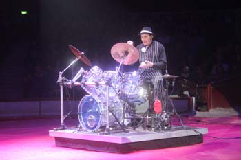 Schlagzeug-Jonglagen mit Eddy Carello. Foto: Andrea Pollak