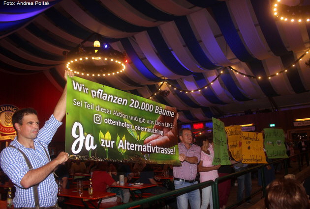 Bürgeriniative für Alternativtrasse zeigt Flagge im Erdinger Weißbräu-Zelt. Foto: Andrea Pollak