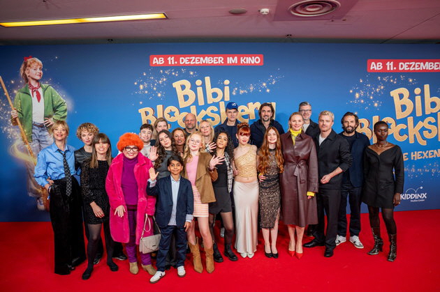 v. l. n. r. Heike Makatsch, Lisa Wagner, Victoire Velarde (LEONINE), Maria Happel, Aithonas Avgoustakis, Carla Demmin, Balthazar Gyan Alexis Kuppuswamy, Gabriele Salomon (KIDDINX), Louise von Johnston (Wiedemann & Berg), Bernd Krause (Wiedemann & Berg), NALA, Johanna Bergel (Wiedemann & Berg), Shanti Celik, Gregor Schnitzler (Regie), Fia-Marie Lin, Max Wiedemann (Wiedemann & Berg), Philomena Amari, Rosalie Thomass, Bernhard zu Castell (LEONINE), Friedrich M�cke, Quirin Berg (Wiedemann & Berg), Lorna Ishema. Foto: LEONINE Studios/Achim Frank Schmidt