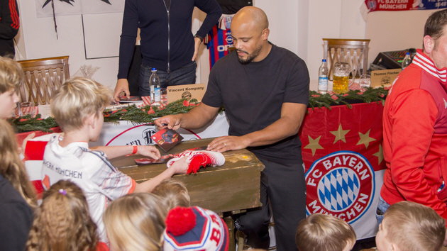 Vincent Kompany begeistert FC-Bayern-Fans in Frasdorf. Foto: H�tzelsperger