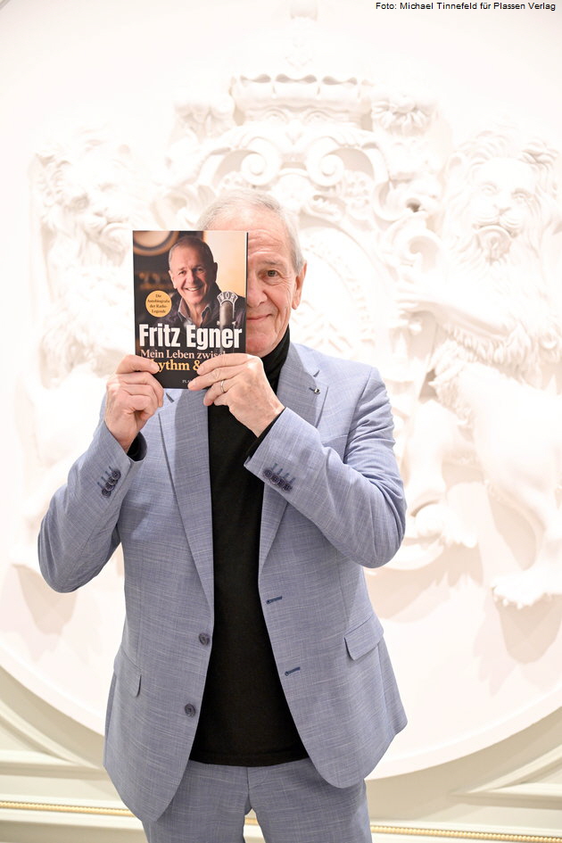 Fritz Egner mit Buch im Kempinski. Foto: Michael Tinnefeld f�r Plassen Verlag