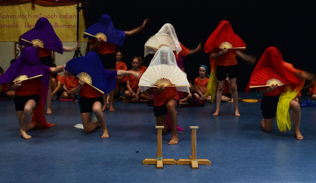 Komm doch mit nach Indien - Tanz_300dpi