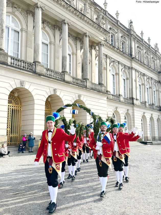 Kirchheimer Sch�ffler tanzen zu Ehren von K�nig Ludwig II. vor dem K�nigsschloss Herrenchiemsee. Foto: H�tzelsperger