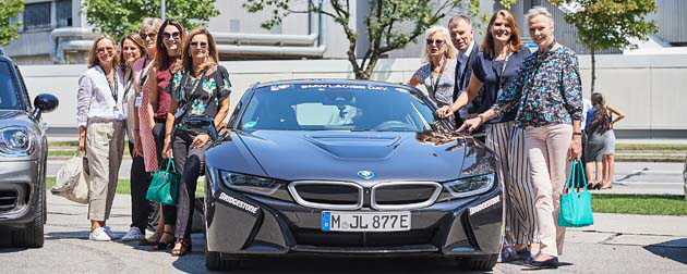 Gastgeber Peter May mit den Ladies. Fotos: BMW