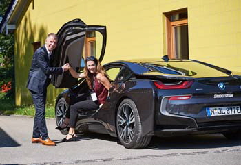 Peter Mey, Natalie Schmid am BMW i8 Roadster