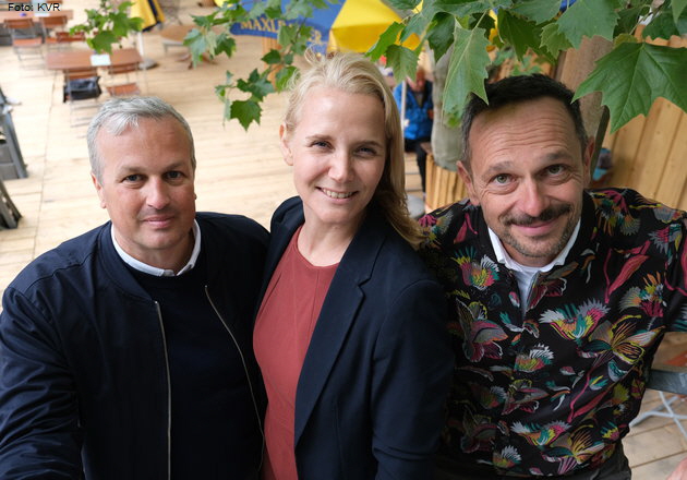 David Boppert (M�nchner Kultur GmbH), Kreisverwaltungsreferentin Dr. Hanna Samm�ller und Florian Sch�nhofer (Caf� Kosmos) . Foto: KVR