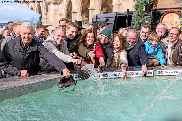 Oberb�rgermeister Dieter Reiter zusammen mit Stadtk�mmerer Christoph Frey, B�rgermeister Dominik Krause, B�rgermeisterin Verena Dietl und Mitgliedern des Stadtrats beim traditionellen Geldbeutelwaschen am Fischbrunnen. Foto: Michael Nagy/Presseamt