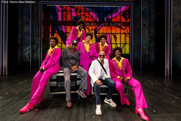 Jackie (links) und Marlon Jackson (rechts) gemeinsam mit den Darstellern der Jackson 5 bei MJ - Das Michael Jackson Musical am 17. Juli 2026 im Stage Theater an der Elbe. Foto: Morris Mac Matzen