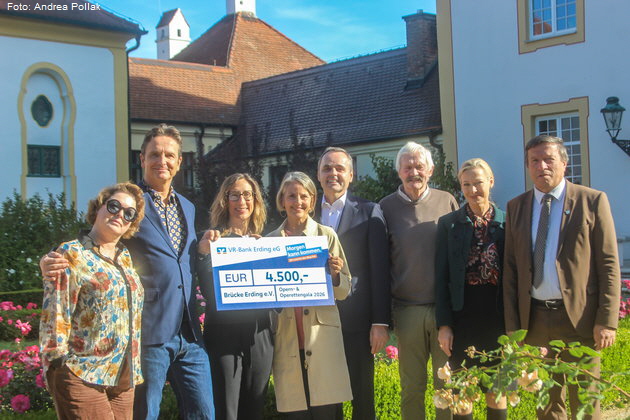 Heike Puzicha, Tobias Pf�lb, Nadine Falterer (SAVOIR Weddings & Events, Gesch�ftsf�hrerin), Angelika Felixberger (Br�cke Erding e.V., Vorstandsmitglied), Johann Luber (VR-Bank Erding eG, Vorstandsvorsitzender), Friedhelm Rickert (Spetec GmbH, Gesch�ftsf�hrer), Ren�e Baronin von Hammerstein (Schloss Aufhausen), Oberb�rgermeister Max Gotz (Kreisstadt Erding). Foto: Andrea Pollak