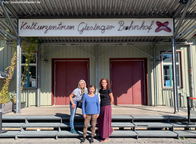 K�nstlerin Katharina Schweissguth und Projektleiterin Isis Marschall vom Poesieboten e. V., Birgit Knoblach vom Kulturzentrum Giesinger Bahnhof. Foto: poesiebriefkasten.de