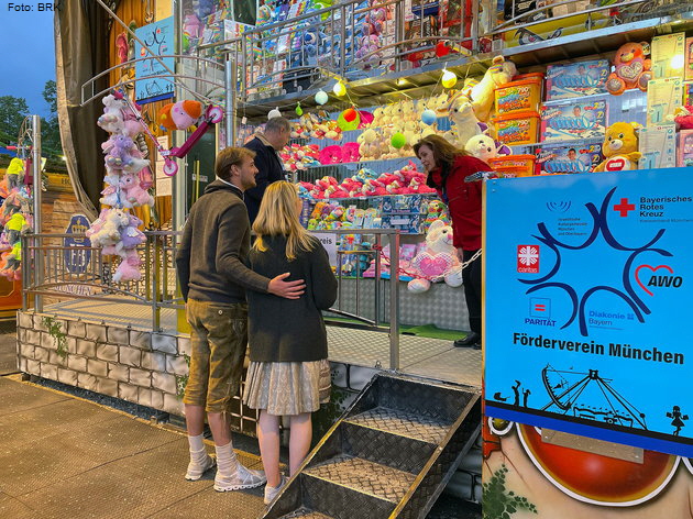 210 Jahre Gl�ckshafen auf der Wiesn. Foto: BRK