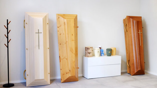 Bestattung Ein grozgiger Showroom mit Urnen- und Sargmodellen erleichtert den Angehrigen die Auswahl